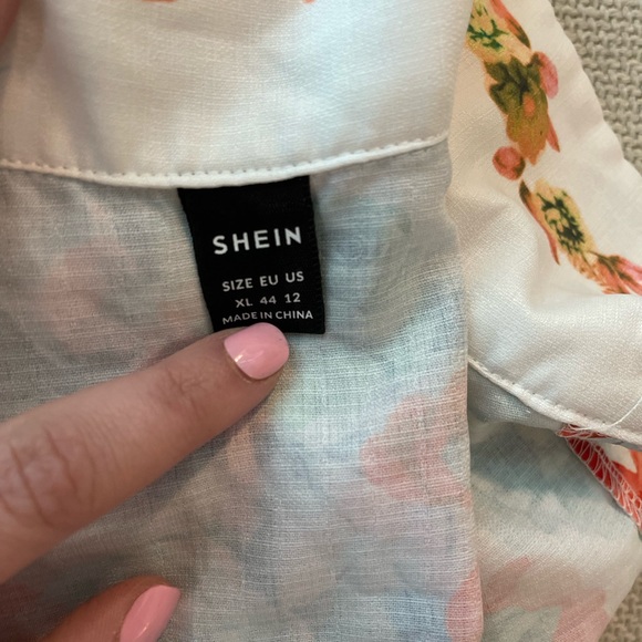 Beautiful Chiffon-like button down blouse- new!! Never worn! Puffy sleeves - Picture 5 of 9